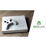 Игровая приставка Microsoft Xbox One S 1 ТБ с двумя геймпадами