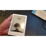 Комплект: Amazon Kindle 10 2020 8 ГБ без рекламы (белая) + обложка (черная) + зарядное устройство